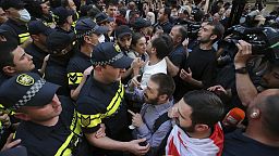 Bei Protesten gegen das sogenannte "Gesetz über ausländische Einflussnahme" sind am Dienstag 63 Menschen in der georgischen Hauptstadt Tiflis festgenommen worden.