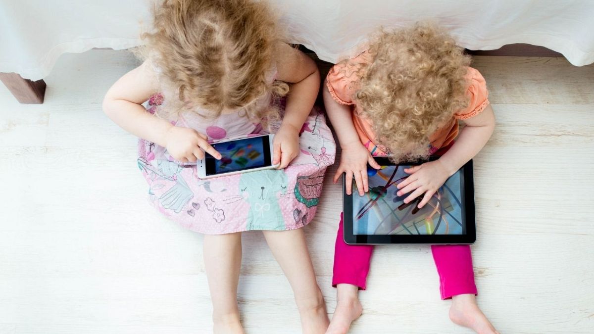 French experts recommend cutting screen time for children under 3 and social media for teens thumbnail