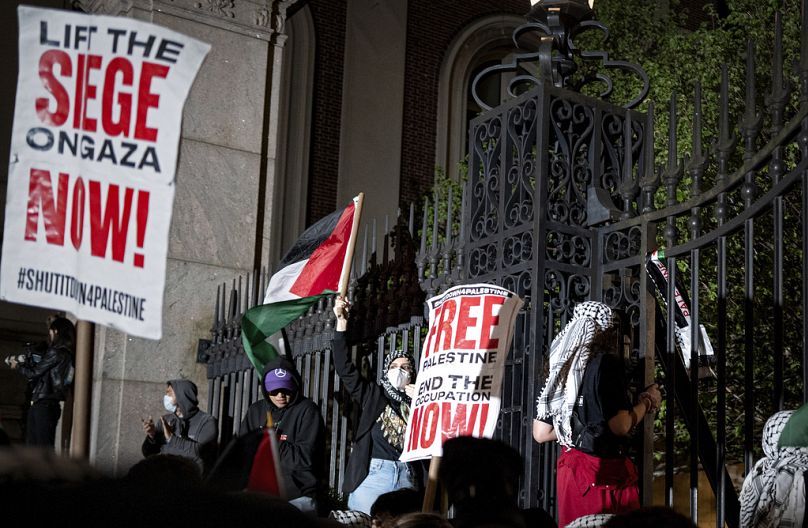 Filistin yanlısı protestocular New York'taki Columbia Üniversitesi'nin ana kapısı yakınında toplandı