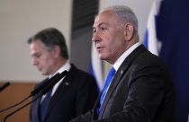 نتنياهو إلى جانب بلينكن خلال مؤتمر صحفي عقد في 12 أكتوبر، بعد خمسة أيام من تنفيذ حركة حماس عملية "طوفان الأقصى" في جنوب إسرائيل 