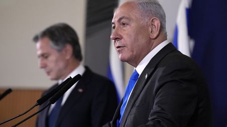 نتنياهو إلى جانب بلينكن خلال مؤتمر صحفي عقد في 12 أكتوبر، بعد خمسة أيام من تنفيذ حركة حماس عملية "طوفان الأقصى" في جنوب إسرائيل 