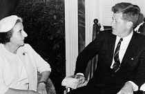 جان اف. کندی، رئیس جمهوری وقت ایالات متحده (راست) در ملاقات با گلدا مئیر،‌ وزیر امور خارجه وقت اسرائیل (چپ) در کاخ سفید در سال ۱۹۶۲