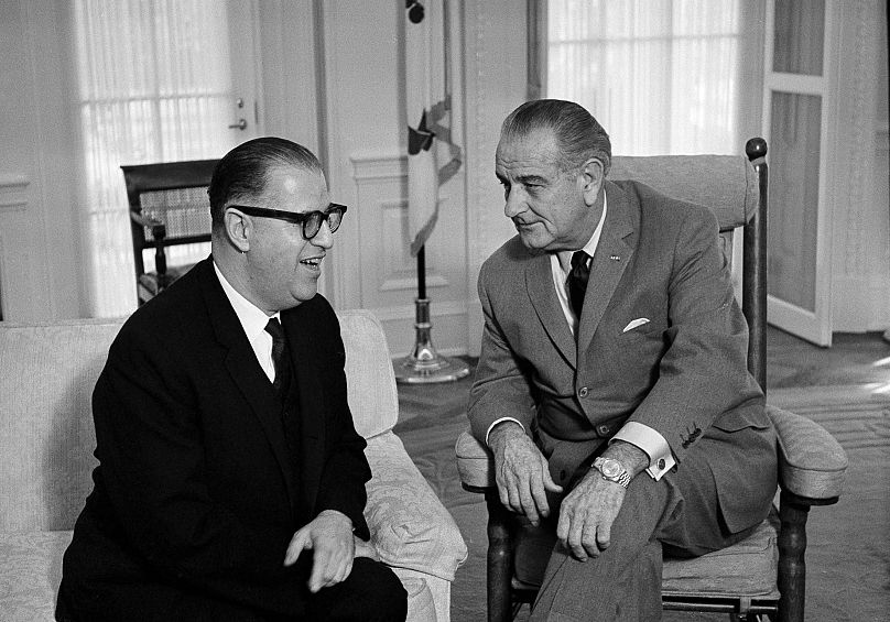 لیندون بی. جانسون و آبا اِبن، وزیر خارجه اسرائیل (چپ) در کاخ سفید به تاریخ ۲۲ اکتبر ۱۹۶۸