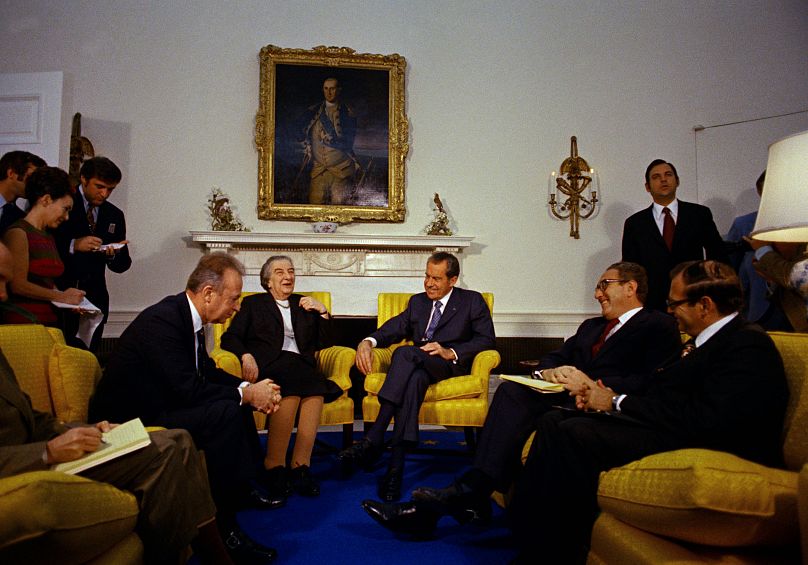 به ترتیب از راست: سفیر جدید اسرائیل در واشنگتن، هنری کسینجر، ریچارد نیکسون، گُلدا مئیر (نخست‌وزیر وقت اسرائیل)،‌ سفیر قبلی اسرائیل در واشنگتن به تاریخ ۱ مارس ۱۹۷۳ میلادی