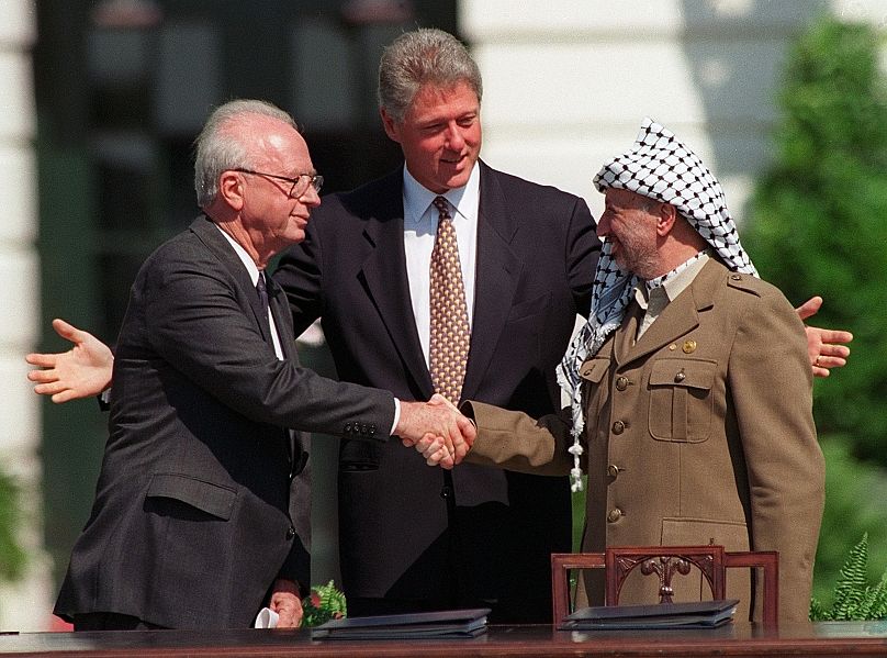 دست دادن تاریخی بین یاسر عرفات رهبر فلسطینیان و اسحاق رابین، نخست وزیر اسرائیل در حضور کلینتون در ۱۳ سپتامبر ۱۹۹۳