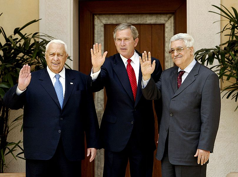 جورج بوش در دیدار با محمود عباس و آریل شارون در تاریخ چهارم ژوئن ۲۰۰۳