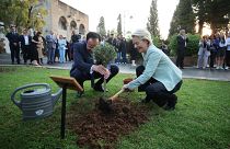 Ούρσουλα φον ντερ Λάιεν και Νίκος Χριστοδουλίδης φυτεύουν ένα δέντρο ελιάς 