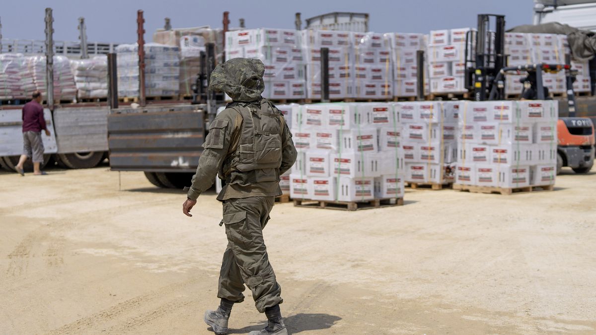 Un soldado israelí camina por un área de inspección de camiones que transportan suministros de ayuda humanitaria con destino a Gaza en el cruce de Erez el miércoles 1 de mayo