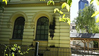 Vista de la fachada de la sinagoga atacada en Varsovia