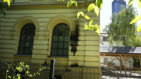 Vista de la fachada de la sinagoga atacada en Varsovia