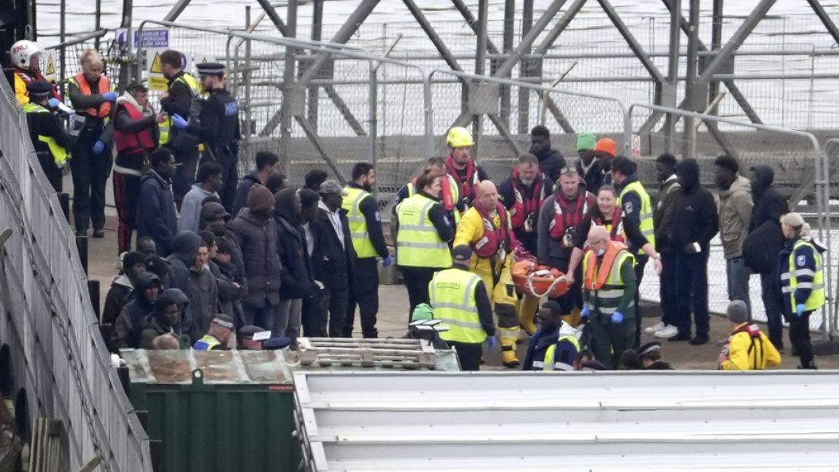 Eine Gruppe, bei denen es sich vermutlich um Migranten handelt, wurden der Border Force nach einem Zwischenfall im Ärmelkanal nach Dover, Kent, gebracht, 23. April 2024.