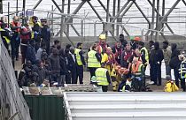 Человека несут на носилках - пограничная служба доставляет группу людей, предположительно мигрантов, в Дувр, Кент, после инцидента с небольшой лодкой в Ла-Манше