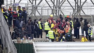 Eine Gruppe, bei denen es sich vermutlich um Migranten handelt, wurden der Border Force nach einem Zwischenfall im Ärmelkanal nach Dover, Kent, gebracht, 23. April 2024.