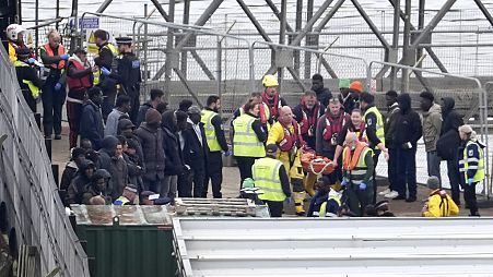 Des migrants sont amenés à Douvres, dans le Kent, par la police des frontières britanniques, le 23.04.2024
