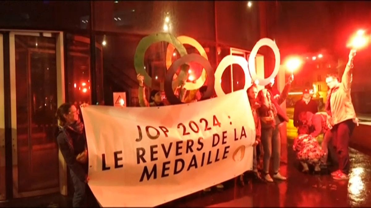 Durante la manifestazione del primo maggio un gruppo di manifestanti hanno protestato contro le Olimpiadi che si svolgeranno a Parigi in estate 