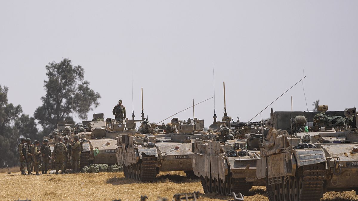 دبابات تابعة للجيش الإسرائيلي بالقرب من الحدود مع قطاع غزة، الأربعاء، 1 مايو، 2024.