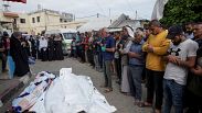 قتلى في غارة إسرائيلية يصلون إلى مستشفى الأقصى في دير البلح
