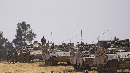 دبابات تابعة للجيش الإسرائيلي بالقرب من الحدود مع قطاع غزة، الأربعاء، 1 مايو، 2024.