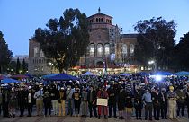 Gli studenti in protesta per Gaza sono accampati davanti alla Royce Hall all'università Ucla di Los Angeles