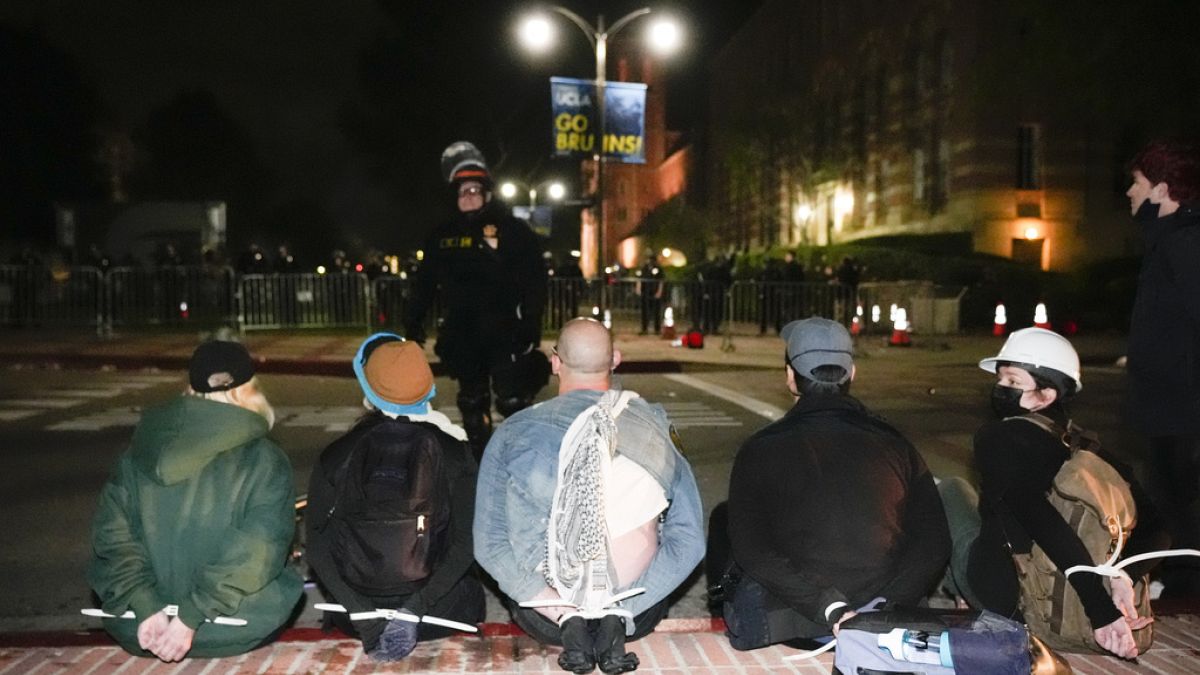 Demonstranten werden am Donnerstag, dem 2. Mai 2024, auf dem UCLA-Campus in Los Angeles festgenommen.