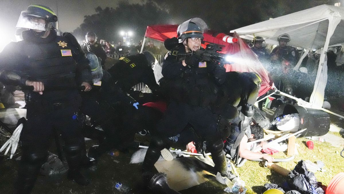 Agenti di polizia durante lo sgombero dell'accampamento di protesta all'Università della California di Los Angeles, 2 maggio 2024