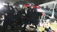 Agenti di polizia durante lo sgombero dell'accampamento di protesta all'Università della California di Los Angeles, 2 maggio 2024
