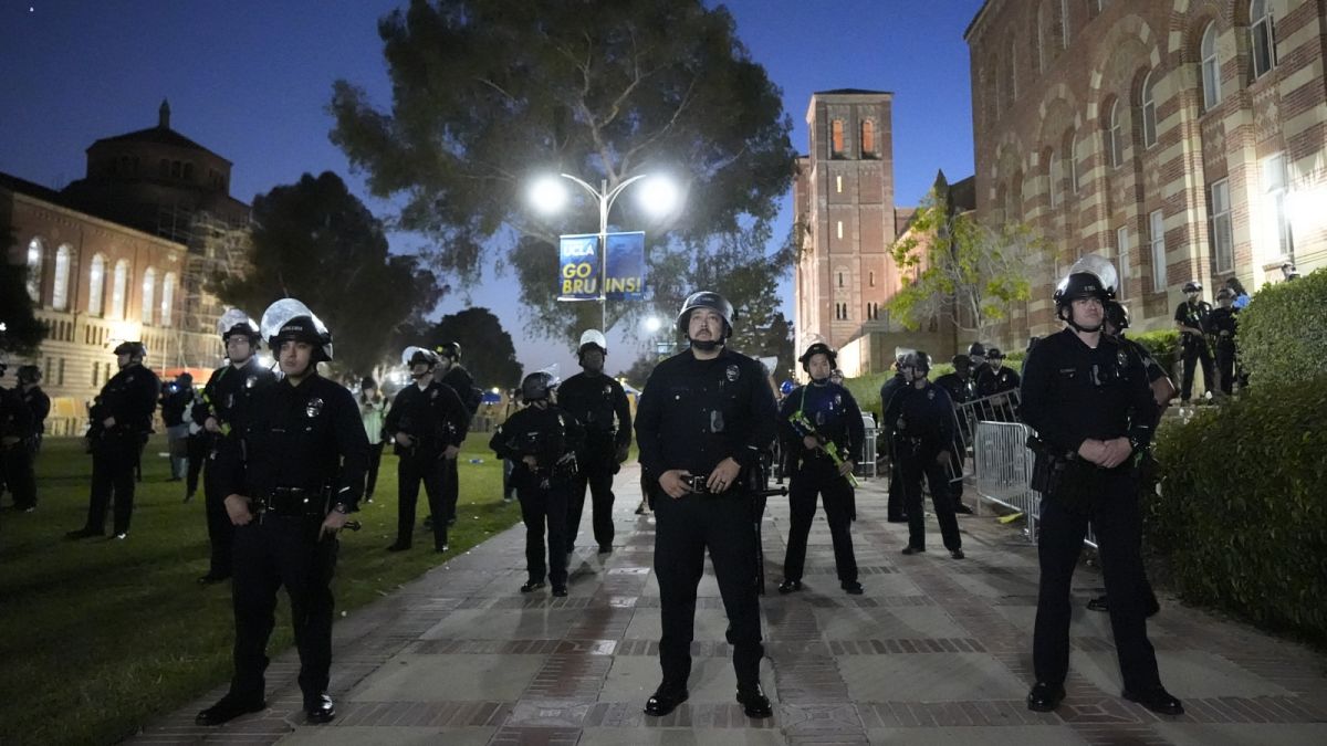 Videók. Rendőrroham a UCLA-n, vegán ételt és gázálarcot követelnek az Izrael-ellenes tüntetők