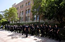 الشرطة في حرم جامعة كاليفورنيا، الأربعاء، لوس أنجلوس- 1 مايو 2024