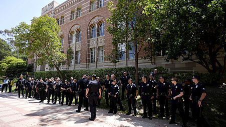 الشرطة في حرم جامعة كاليفورنيا، الأربعاء، لوس أنجلوس- 1 مايو 2024