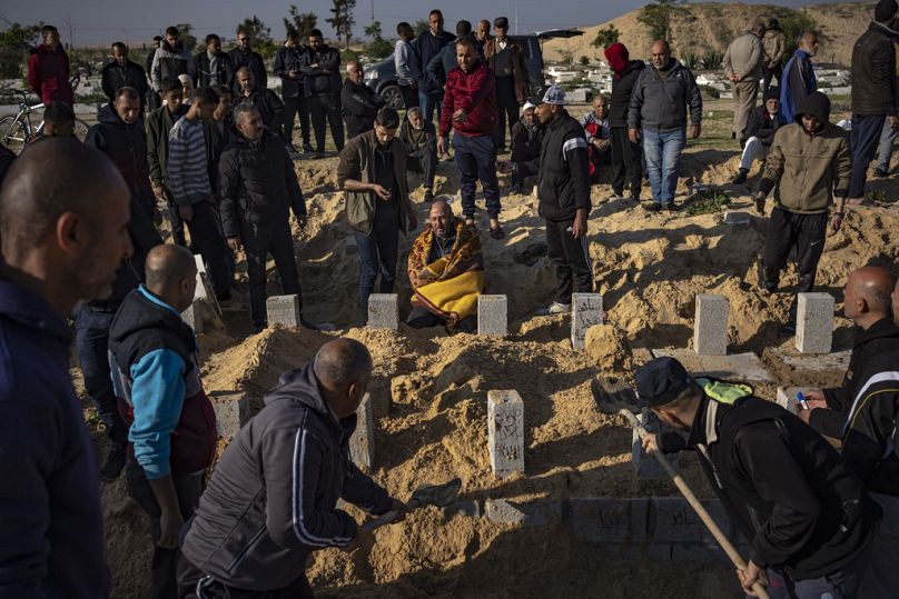 فلسطينيون يدفنون موتاهم في مقبرة برفح-جنوب غزة