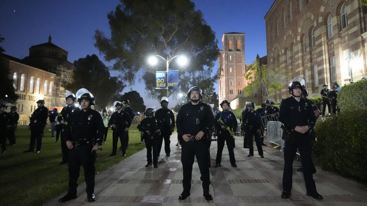 Yüzlerce polis, ABD'nin Los Angeles kentinde bulunan Kaliforniya Üniversitesi (UCLA) yerleşkesine sevk edildi
