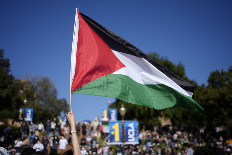UCLA dışında toplanan ve ellerinde Filistin bayrakları bulunan eylemciler, polisin kampüse saldırı hazırlıklarına tepki gösterdi