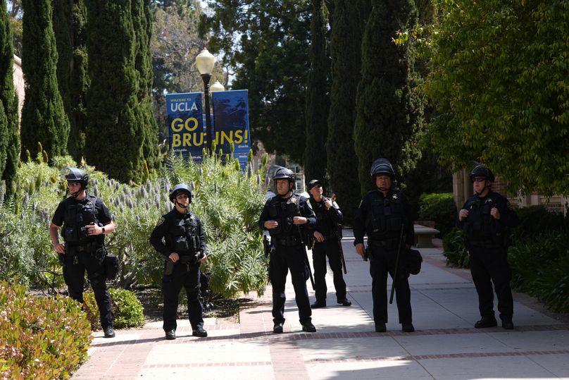ABD'nin Los Angeles kentindeki Kaliforniya Üniversitesi yerleşkesine yığılan polis