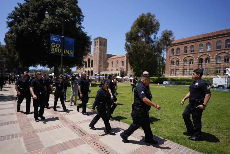Amerikan polisi, Kaliforniya Üniversitesi'ndeki Filistin yanlısı öğrencilerin kamp kurduğu alana gelmeye devam ediyor
