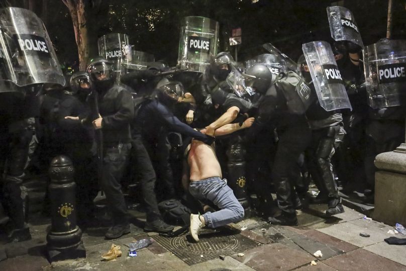 POlis onlarca göstericiyi tutukladı