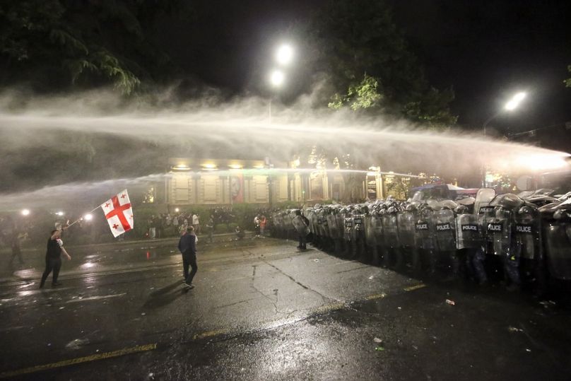 Polis tazyikli su, göz yaşartıcı gaz ve biber gazı ile protestoculara müdahale etti