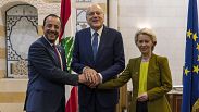 El primer ministro provisional libanés, Najib Mikati, en el centro, recibe al presidente de Chipre, Nikos Christodoulides, a la izquierda, y a Ursula von der Leyen, presidenta de la Comisión Europea