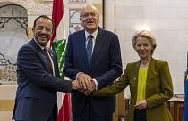 O primeiro-ministro interino libanês Najib Mikati, ao centro, recebe o presidente do Chipre, Nikos Christodoulides, à esquerda, e Ursula von der Leyen