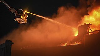 يعمل موظفو خدمات الطوارئ على إطفاء حريق في أعقاب هجوم روسي في أوديسا، أوكرانيا، 1 مايو، 2024.