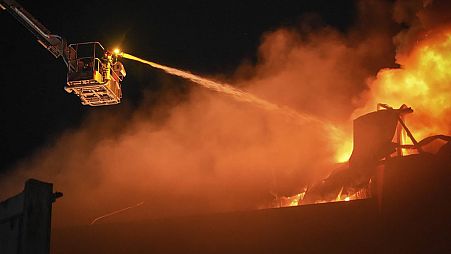 يعمل موظفو خدمات الطوارئ على إطفاء حريق في أعقاب هجوم روسي في أوديسا، أوكرانيا، 1 مايو، 2024.