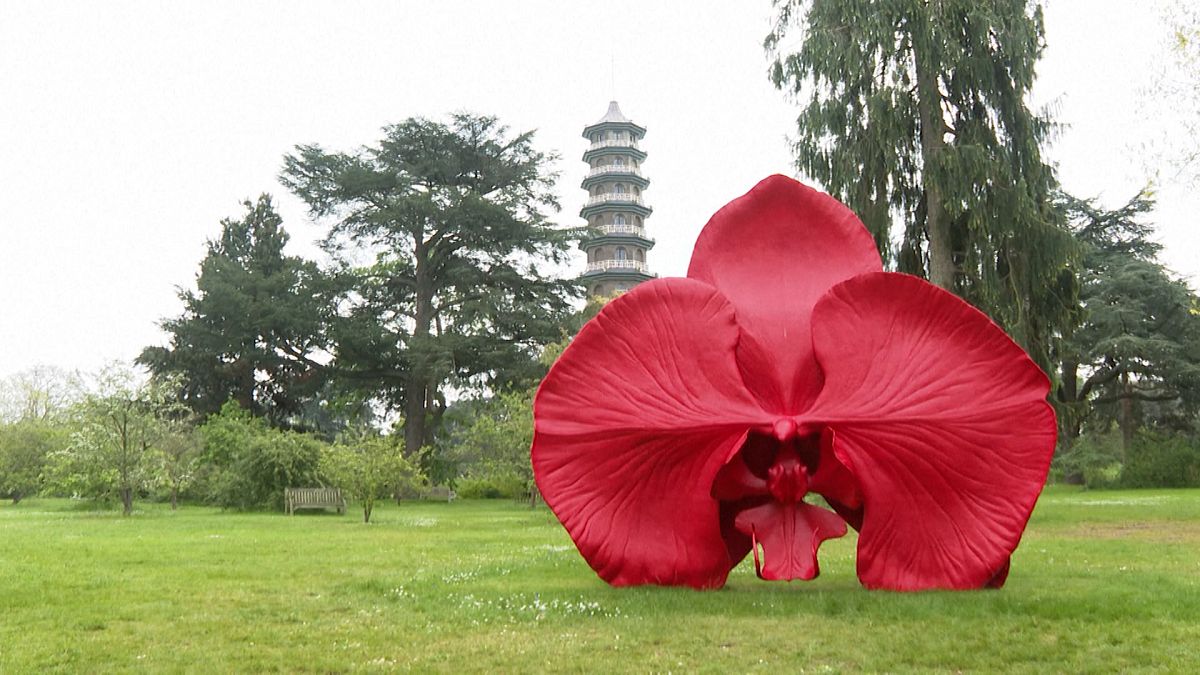 Kew Gardens unveils sculpture exhibition, fusing art and nature thumbnail