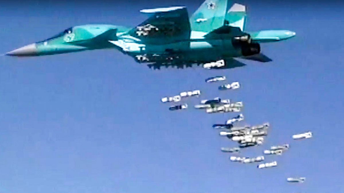 Suriye'de bir noktayı bombalayan Rus savaş uçağı SU-34 (arşiv) 