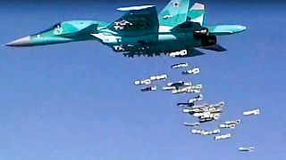 Suriye'de bir noktayı bombalayan Rus savaş uçağı SU-34 (arşiv) 