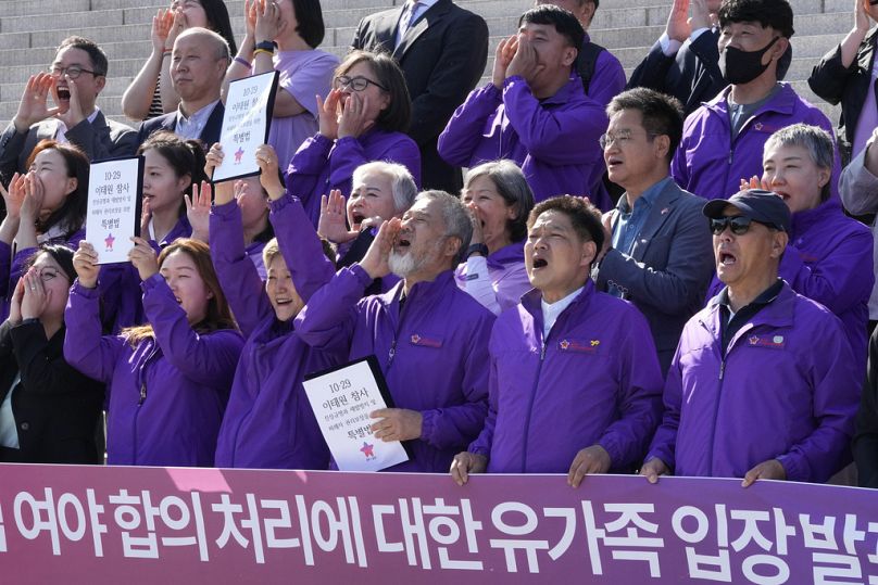 2022'deki Cadılar Bayramı'nda yaşanan izdihamda hayatını kaybedenlerin aileleri ve muhalefet milletvekilleri Seul'deki Ulusal Meclis'te düzenlenen basın toplantısında