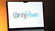 El logotipo de OnlyFans se ve en el monitor de una computadora. 7 de diciembre de 2023.
