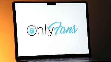 El logotipo de OnlyFans se ve en el monitor de una computadora. 7 de diciembre de 2023.