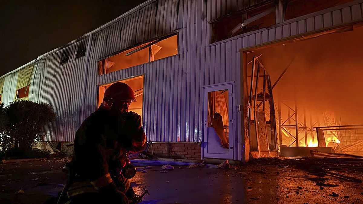 I servizi di emergenza cercano di spegnere un incendio causato da un attacco russo a Odessa, in Ucraina (1 maggio 2024)