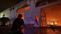 I servizi di emergenza cercano di spegnere un incendio causato da un attacco russo a Odessa, in Ucraina (1 maggio 2024)