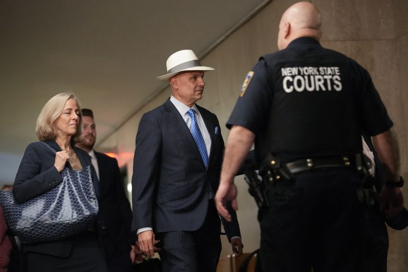 Arthur Aidala (jobbra), Weinstein ügyvédje érkezik a manhattani büntetőbíróságra 2024. május 1-jén