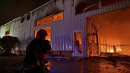 el personal de los servicios de emergencia intenta extinguir un incendio tras un ataque ruso en Odesa, el 1 de mayo de 2024